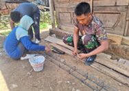 Kekompakan Anggota Satgas TMMD Merangkai Batangan Besi untuk Pembangunan Infrastruktur di Wilayah Sasaran