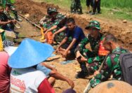 Duduk Sama Rendah, Momen Hangat Dansatgas TMMD Reguler 128 Kodim 0725/Sragen Bersama Warga dan Anggota