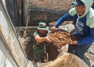 Satgas TMMD 128 Bantu Pembuatan Jamban Rumah Ibu Sumarni