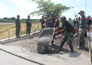 Wadansatgas TMMD Reguler 128 Memotivasi Anggota, Turun Langsung Bantu Pengecoran Jalan