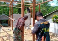 Pembangunan Rumah Warga di Sansundi Dikebut, Satgas TMMD Kodim 1708/BN Pastikan Kusen Terpasang Presisi