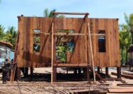 Satgas TMMD dan Warga Kebut Pemasangan Dinding Rumah Niko Makare