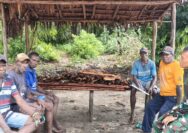 Duduk Bareng Warga, Satgas TMMD Laksanakan Komsos di Kampung Keakwa