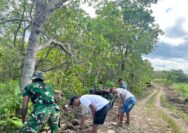 Libas Semak Belukar, Satgas dan Warga Bersihkan Badan Jalan 1,5 Km