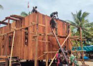 Pembangunan Berlanjut, Satgas TMMD Kodim 1710/Mimika Mulai Pemasangan Rangka Atap