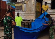 Satgas TMMD Kodim 1710/Mimika Bantu Pemasangan Tenda untuk Kegiatan Keagamaan Warga