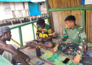Hangat dan Akrab, Serda Yohanis Patadungan Sambangi Warga di Lokasi TMMD