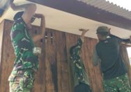 Satgas TMMD Lanjutkan Pemasangan Plafon pada 5 Unit MCK Umum di Kampung Keakwa