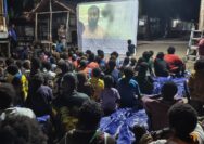 Nonton Bareng Film Edukasi, Satgas TMMD Bagikan Makanan Bergizi kepada Anak-Anak Kampung Keakwa