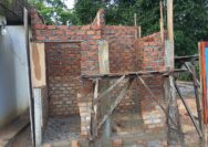 Meski Cuaca Kurang Mendukung, Satgas TMMD Kodim 0402/OKI Tetap Semangat Pasang Bata MCK