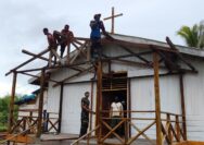 Gotong Royong Satgas TMMD dan Warga Keakwa Lanjutkan Pembongkaran Teras Gereja untuk Rehabilitasi