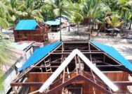 Satgas TMMD Kodim 1710/Mimika Lanjutkan Pemasangan Atap