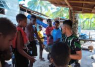Senyum Ceria Anak-anak Bersama Satgas TMMD di Kampung Keakwa