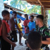 Senyum Ceria Anak-anak Bersama Satgas TMMD di Kampung Keakwa