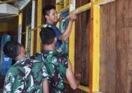 Satgas TMMD Kodim 1710/Mimika Lanjutkan Pemasangan Rangka Dinding Bagian Dalam Gereja Santo Klemens