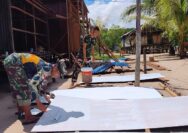 Bersama Warga, Satgas TMMD Laksanakan Pengecatan Triplek Plafon Rumah