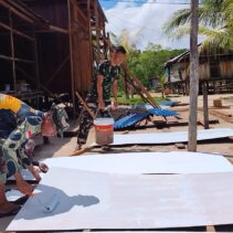 Bersama Warga, Satgas TMMD Laksanakan Pengecatan Triplek Plafon Rumah