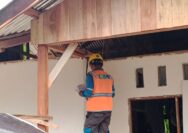 Lengkapi Fasilitas Rumah Bantuan, Satgas TMMD Ke-128 dan PLN Hadirkan Penerangan Listrik di Sansundi