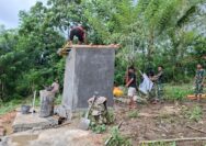 Masuki Tahap Akhir, Satgas TMMD 128 Pasang Atap Penutup Pembangunan MCK di Umbu Wangu