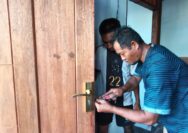 Pembangunan Rumah Ibu Natalia Natipia Dikebut, Satgas TMMD Pasang Pintu Rumah
