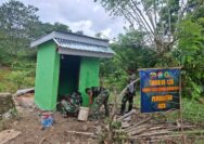 Penampilan Makin Indah, Satgas TMMD 128 Lakukan Pengecatan Dinding MCK di Umbu Wangu