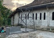Pemasangan Dudukan Tandon TMMD Kodim 0402/OKI Jadi Sarana Edukasi Teknik bagi Pemuda Desa