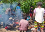 Kebersamaan Saat Istirahat Kerja, Satgas TMMD Makan Bersama Warga Kampung Keakwa