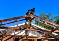 Pemasangan Rangka Atap Teras Gereja TMMD Ke-128 Rampung