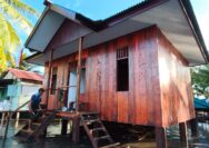 Progres Rumah Milik Niko Makare Capai 95 Persen, Satgas TMMD Kerjakan Pemasangan Pintu dan Jendela