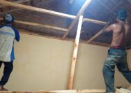 Kejar Target TMMD, Satgas Kodim 0402/OKI Lembur Pasang Plafon Rumah Warga