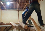 Malam Hari Tak Surutkan Semangat Satgas TMMD Pasang Plafon Rumah