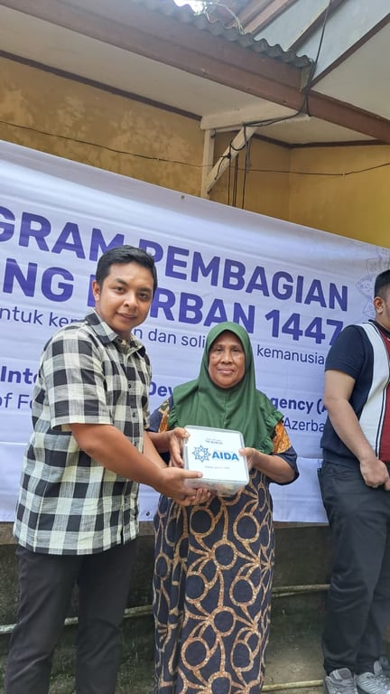 Penyaluran paket daging hewan kurban kepada warga Desa Cimanggis, Kabupaten Sukabumi
