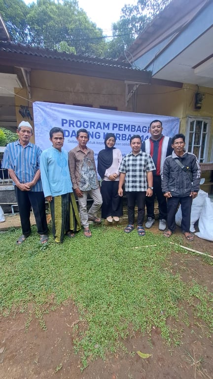 Perwakilan OIC Youth Indonesia dengan Ketua RT 03/RW 06 Kampung Bunder dan perwakilan warga