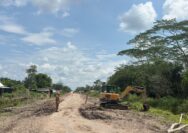 Jalan TMMD Rusak Diterjang Hujan, Camat Lalan Gandeng Warga Swadaya Timbun Jalan