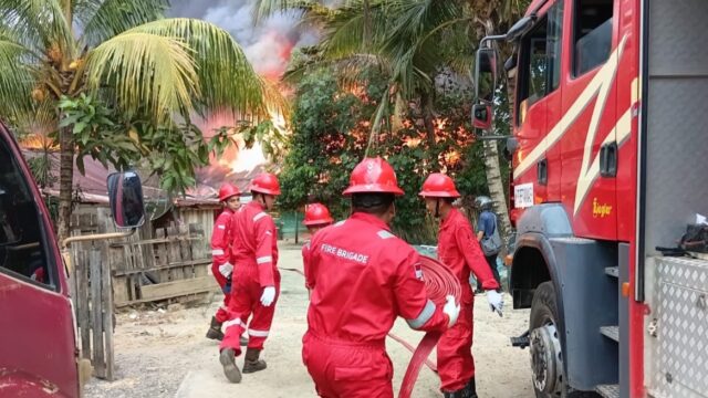 Tim Damkar PEP Zona 4 Sigap Bantu Padamkan Kebakaran Rumah Warga di Muara Enim dan Prabumulih