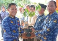 Hari Lingkungan Hidup Sedunia: Wali Kota Prabumulih H Arlan Tanam Pohon dan Bagi Bibit