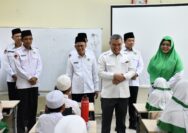 Suasana Hangat Saat Irjen Kemenag Tinjau Makan Bergizi Gratis di MIN 2 Palembang: “Makanannya Enak, Gurunya Baik!”