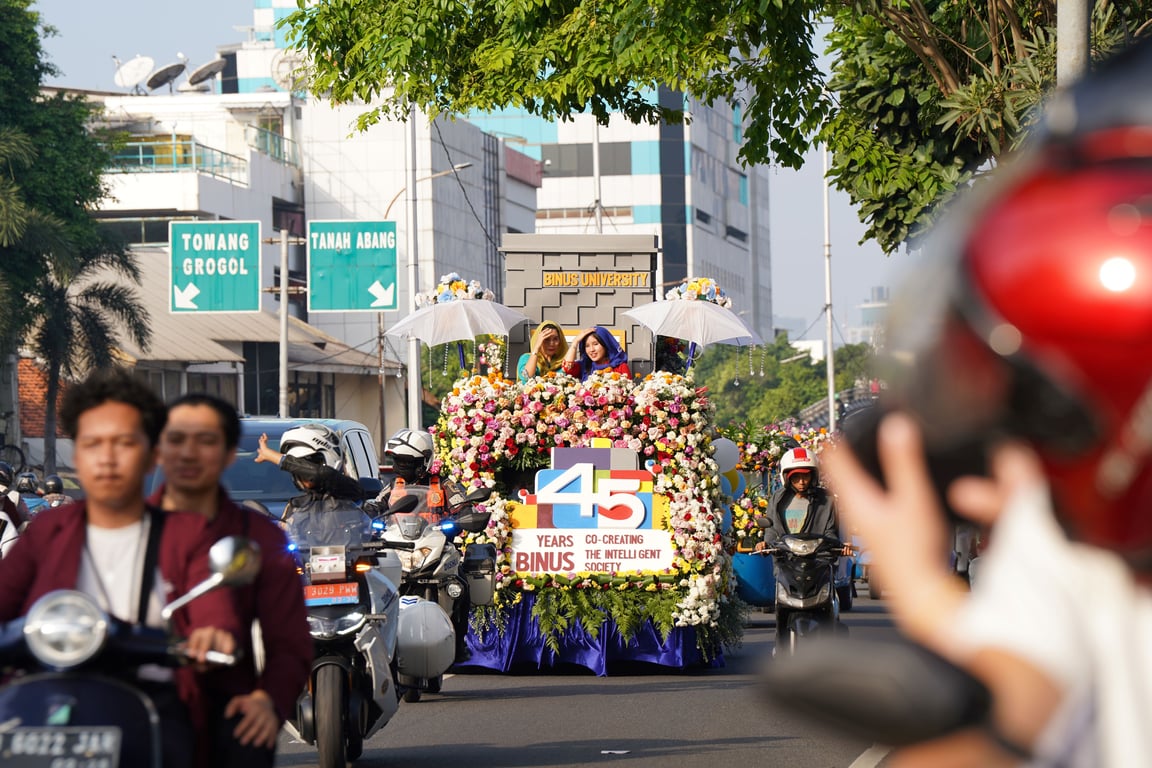 Ribuan warga menjadi saksi kemeriahan Flower Parade JIFF 2026 sepanjang Rawa Belong-Kemanggisan. Sumber foto: BINUS University