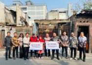 BRI Branch Office Otista dan BRINS Serahkan Simbolis Klaim Asuransi kepada Nasabah Terdampak Kebakaran
