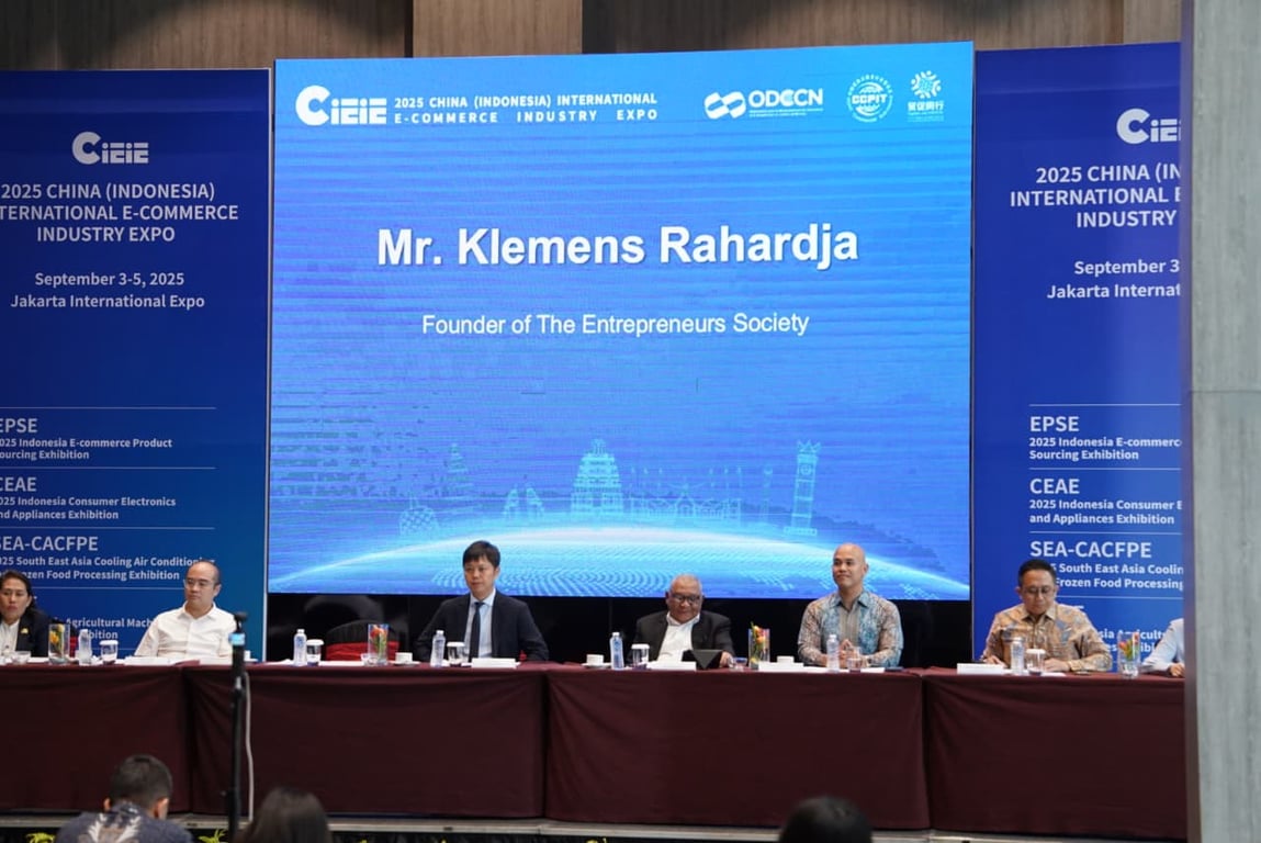 Press Conference CIEIE Expo 2025 - Kak Klemens Rahardja founder dari The Entrepreneurs Society, bersama Pak Vinsensius Jemadu, Deputi Kementrian Pariwisata dan Mr Jason Xiong, Director of Department of Convention and Exhibition. 
