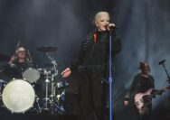 Dari Perkampungan Urban Jakarta Mendunia: Ikon Rock Legendaris Shirley Manson (Garbage) Kenakan Label Fashion Berkesadaran Asal Indonesia, Fuguku, di Atas Panggung